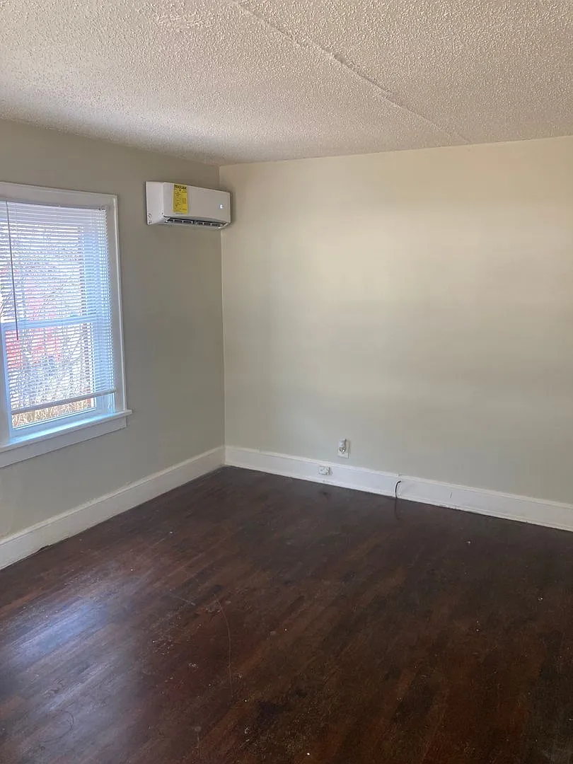 403 North Elm St. — Photo 4