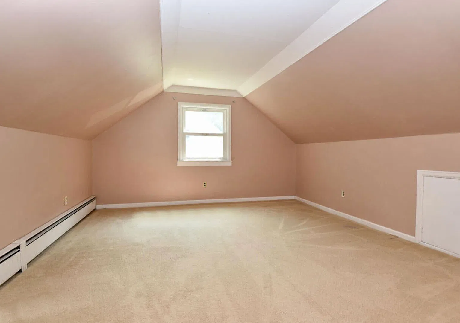 North Colonie School District 4 Bedrooms 1 Bath — Photo 3