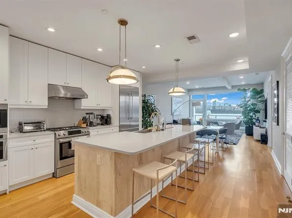 9 Somerset Ln Unit 617, Edgewater, NJ 07020