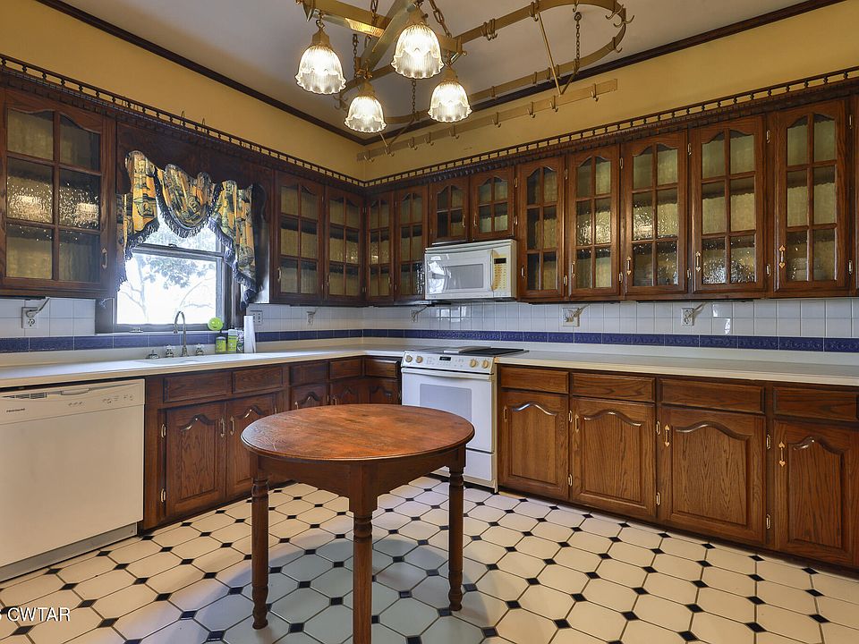 7th image of 203 N McCombs St