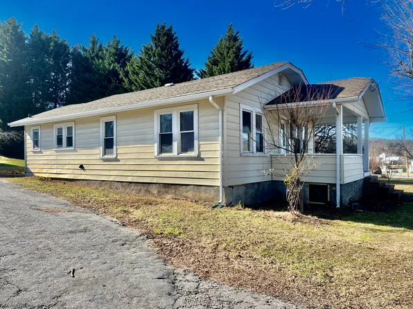 40 Maple St, Clyde, NC 28721