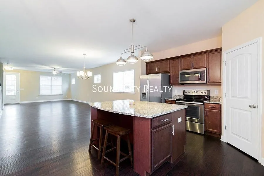 East Nashville 3 bed/2.5 bath home for rent! Dog friendly! Available for September move in — Photo 2