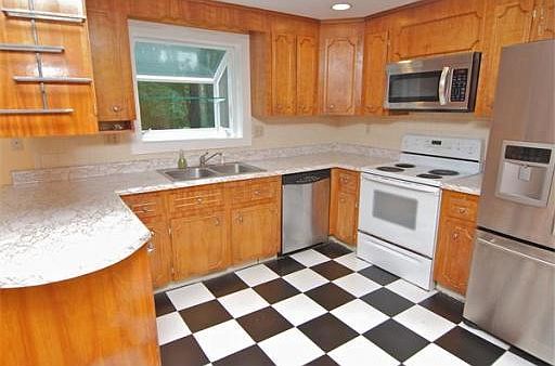 2nd image of 520 Elm St