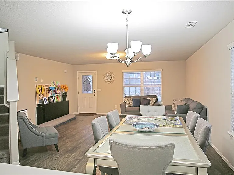 801 SW Loudon Dr — Photo 8