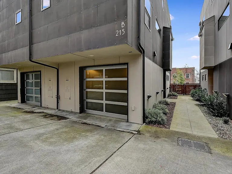 215B 12th Ave E #B — Photo 40