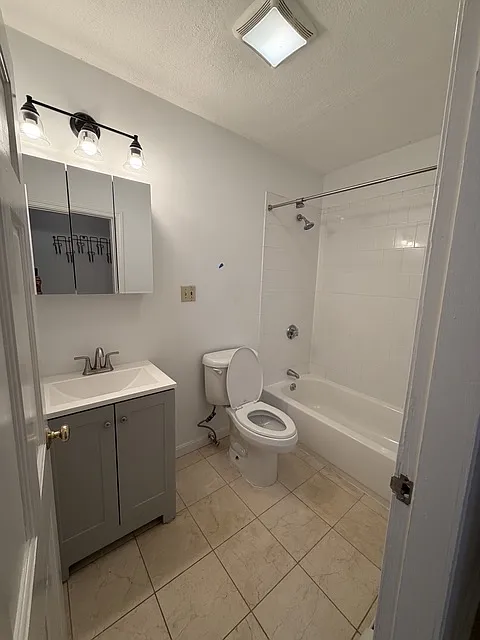 3 bed, 2.0 bath, $5,325 — Photo 4