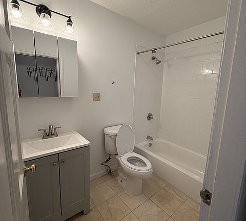 4th image of 28 Fleet St APT A