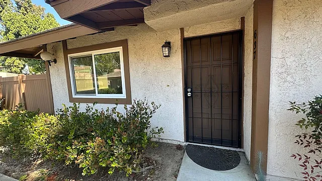 637 Sydney Ln — Photo 2