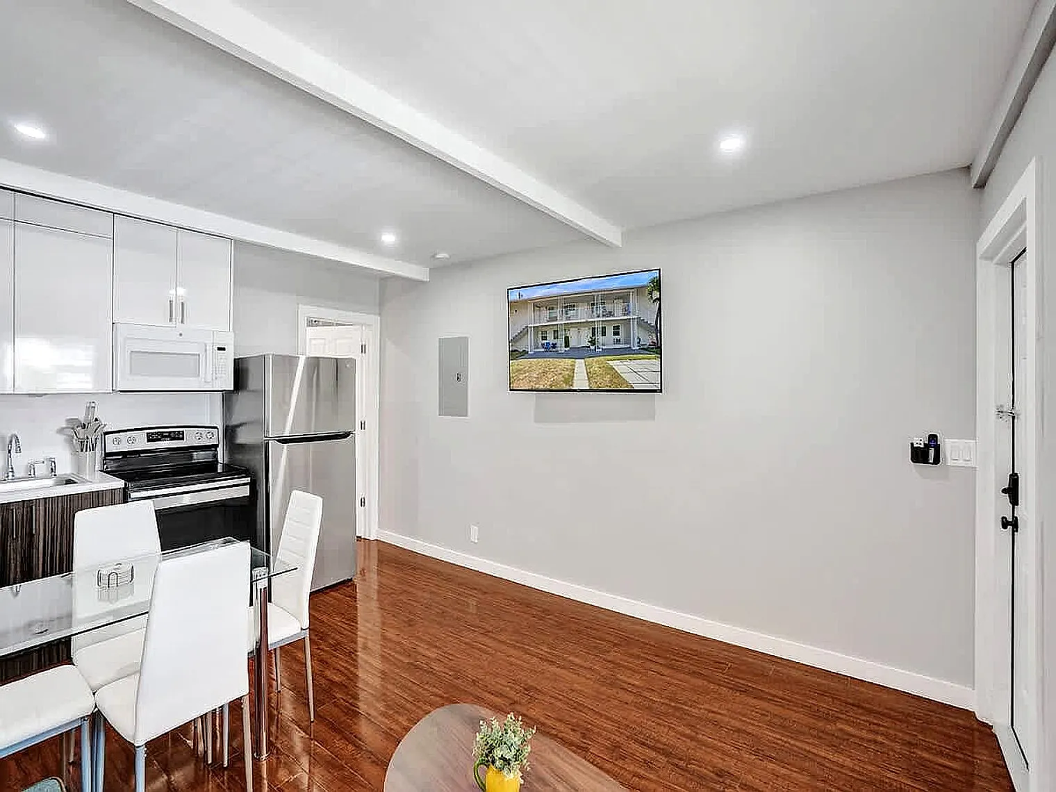 1 bed, 1.0 bath, 775 sqft, $2,462 — Photo 4