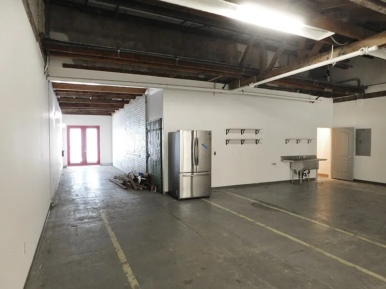 E Commercial St — Photo 3