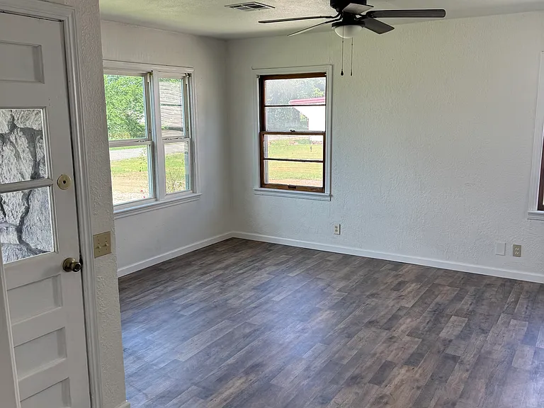 408 W Henderson St — Photo 11