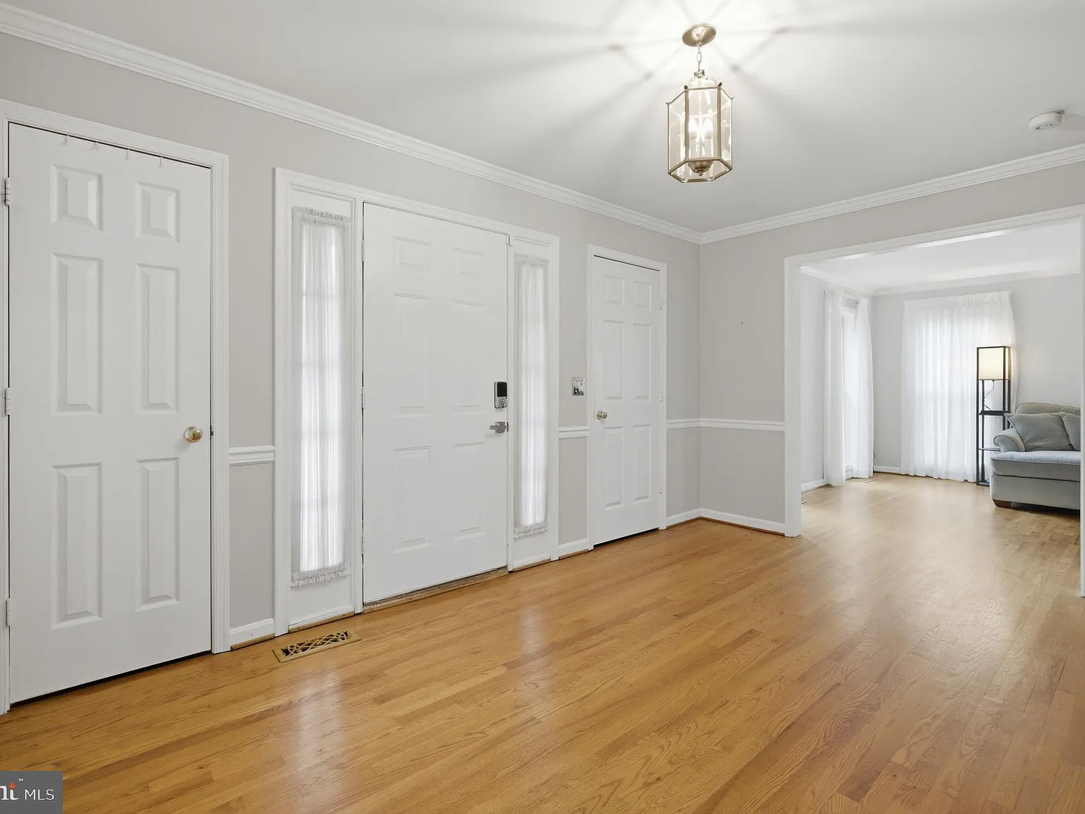 6 bed, 3.5 bath, 4699 sqft, $6,000 — Photo 4