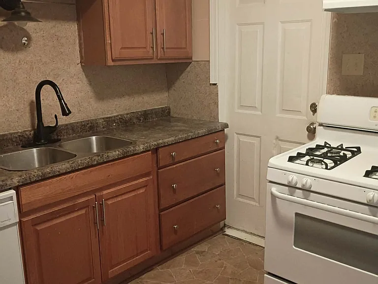 1537 Carlyle St — Photo 9
