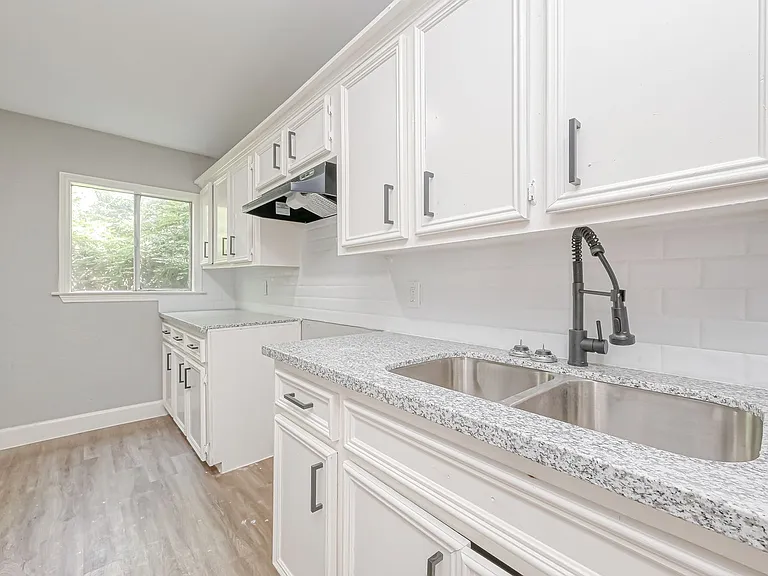 6715 Victoria St — Photo 20