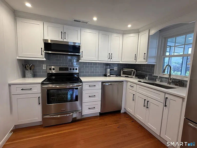 10 Reeves Ave — Photo 12