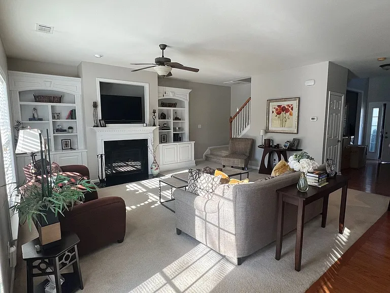 127 Tilton Dr — Photo 3