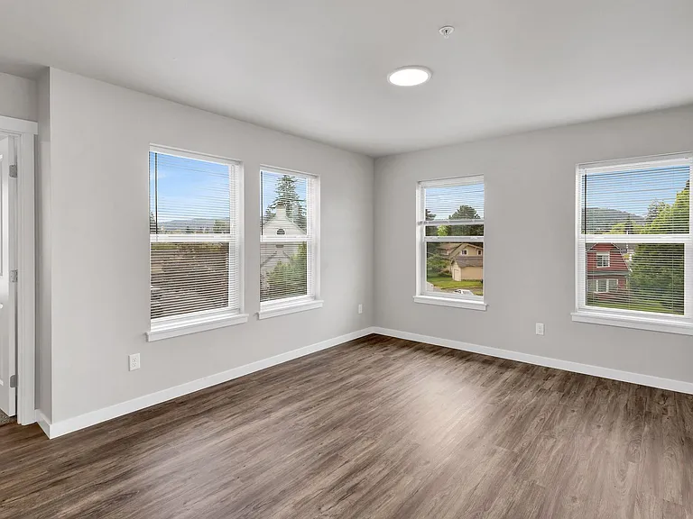 2101 Broadway — Photo 13