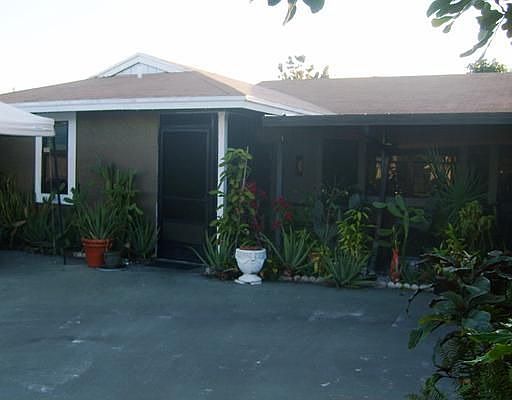 1st image of 325 Las Palmas St