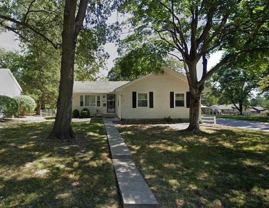 315 SW Lakeview Blvd