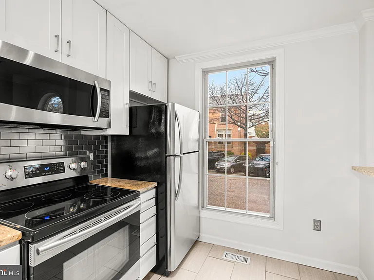 1120 S Kenwood Ave — Photo 14