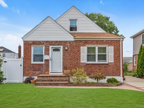 12 Kingston Street, Elmont, NY 11003