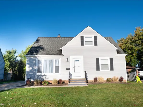 1574 Hawthorne Dr, Mayfield Heights, OH 44124