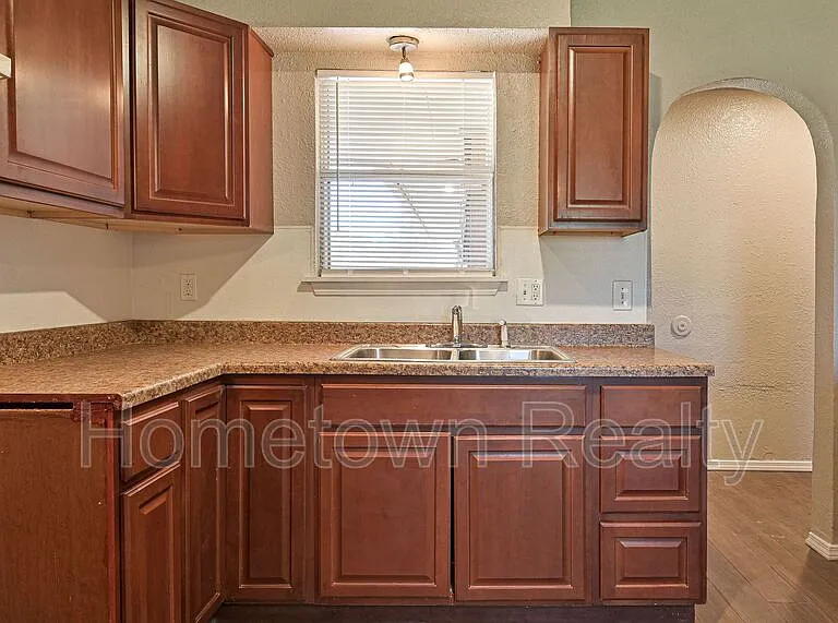 629 Lloyd Ave — Photo 4