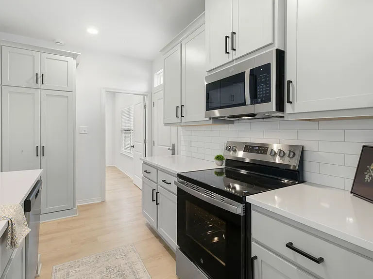 307 Sterling St #D — Photo 10