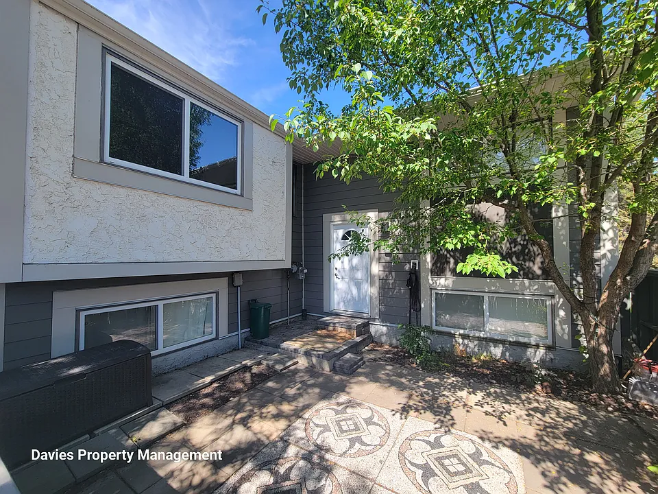 403 Willow Ct NW