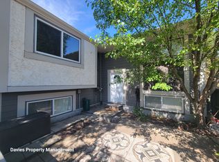 403 Willow Ct NW, Edmonton, AB T5T2K7