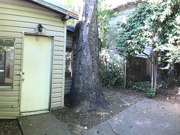 Separate entrance to 3rd BR