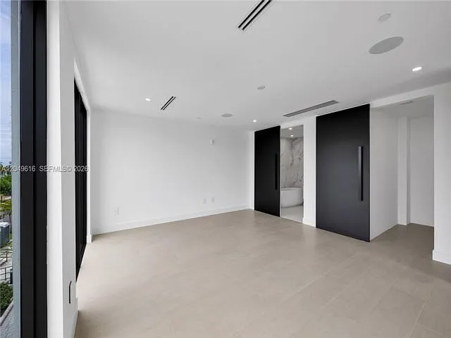 3 bed, 3.5 bath, $12,000 — Photo 3