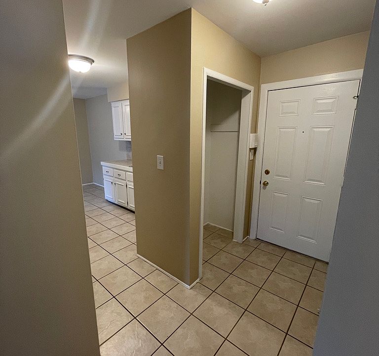 757 W Maple Rd, photo 3