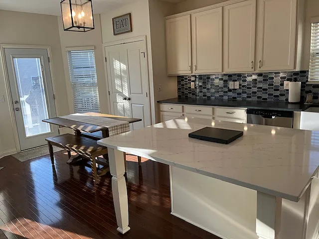 3 bed, 1875 sqft, $2,885 — Photo 3