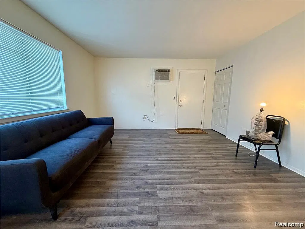 2 bed, 1.0 bath, 780 sqft, $900 — Photo 3