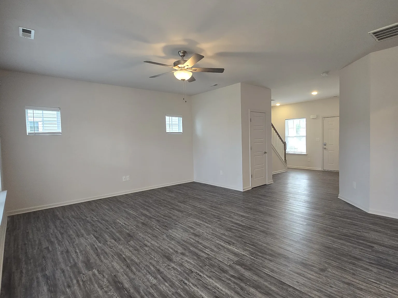4 bed, 2.5 bath, 1956 sqft, $2,540 — Photo 4