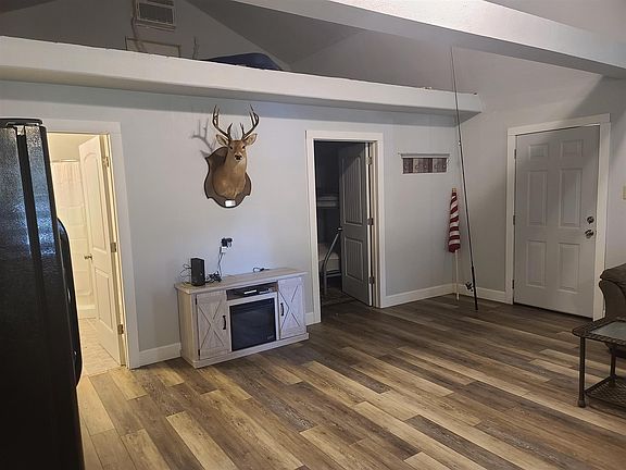 4th image of 373 Honeysuckle Dr