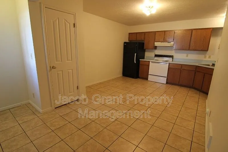 3 bed, 1.0 bath, 1000 sqft, $1,050 — Photo 4