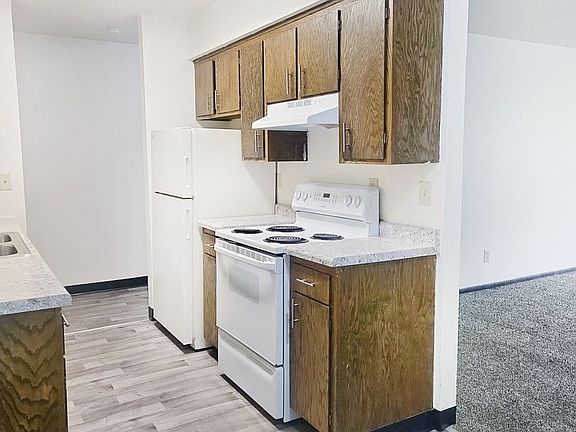 3rd image of 904 Thomas Ave NE #15