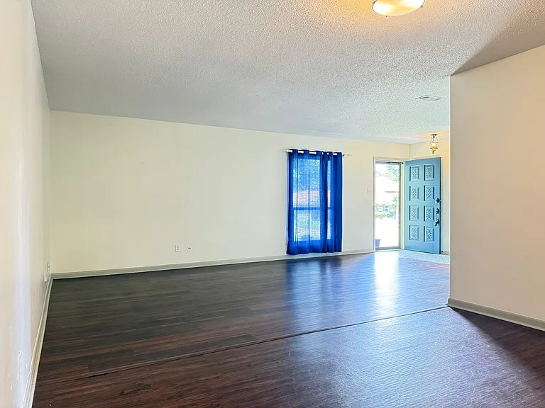 3604 Royal Oak Dr — Photo 4