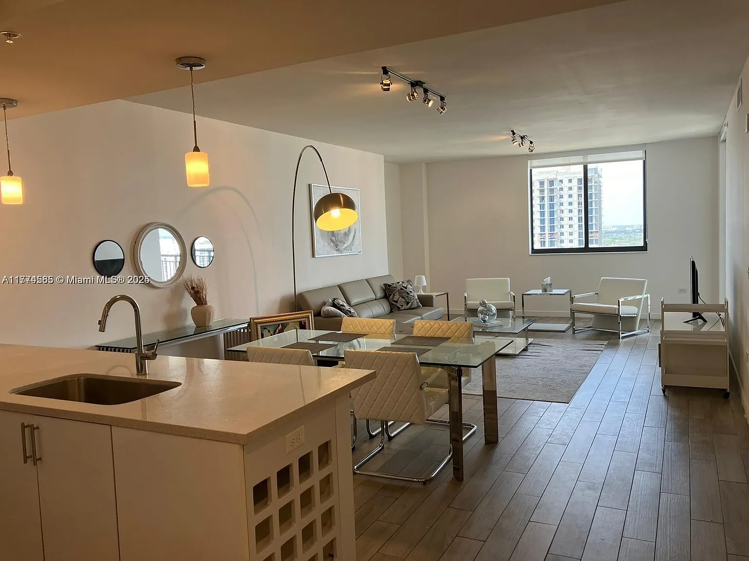 1 bed, 945 sqft, $3,500 — Photo 2