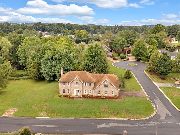 5th image of 810 Regency Dr