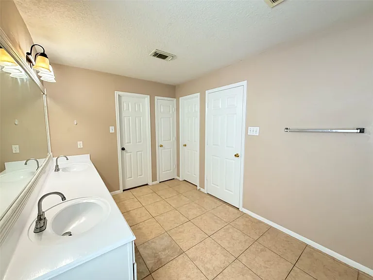 15423 Fir Woods Ln — Photo 30