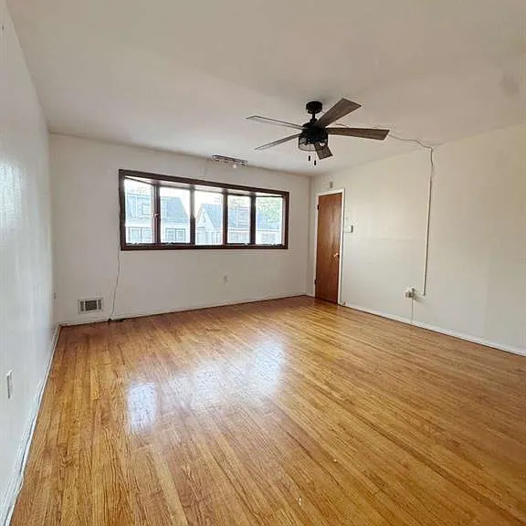 10 Roosevelt Ter — Photo 2