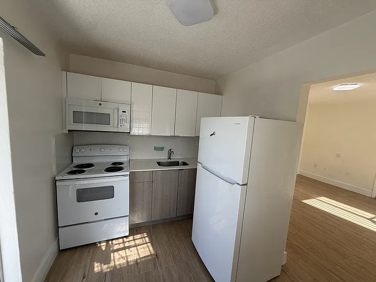 434 SW 6th St #6 — Photo 8