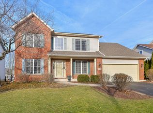 676 E Thornwood Dr, South Elgin, IL 60177