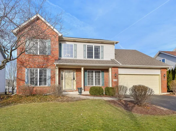 676 E Thornwood Dr, South Elgin, IL 60177