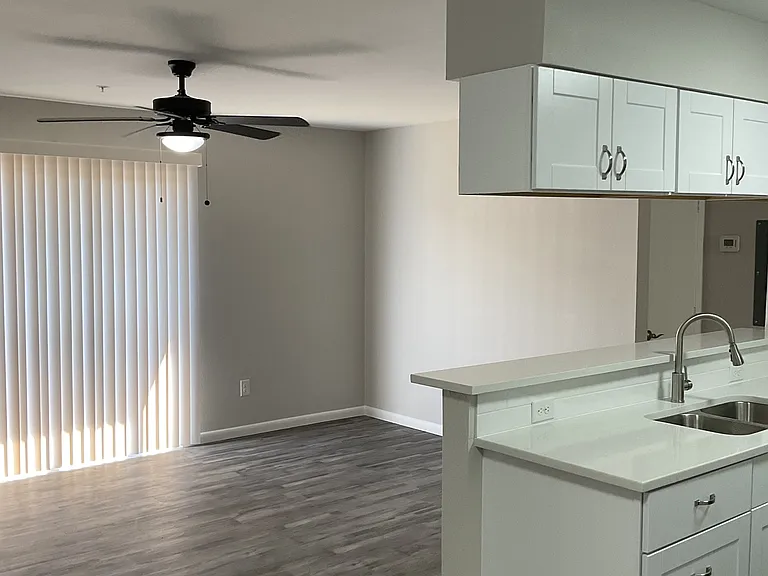 Lake Breeze Apartments — Photo 19