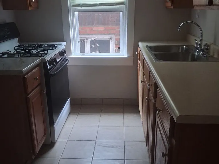 1511-1513 Maple Ave — Photo 3