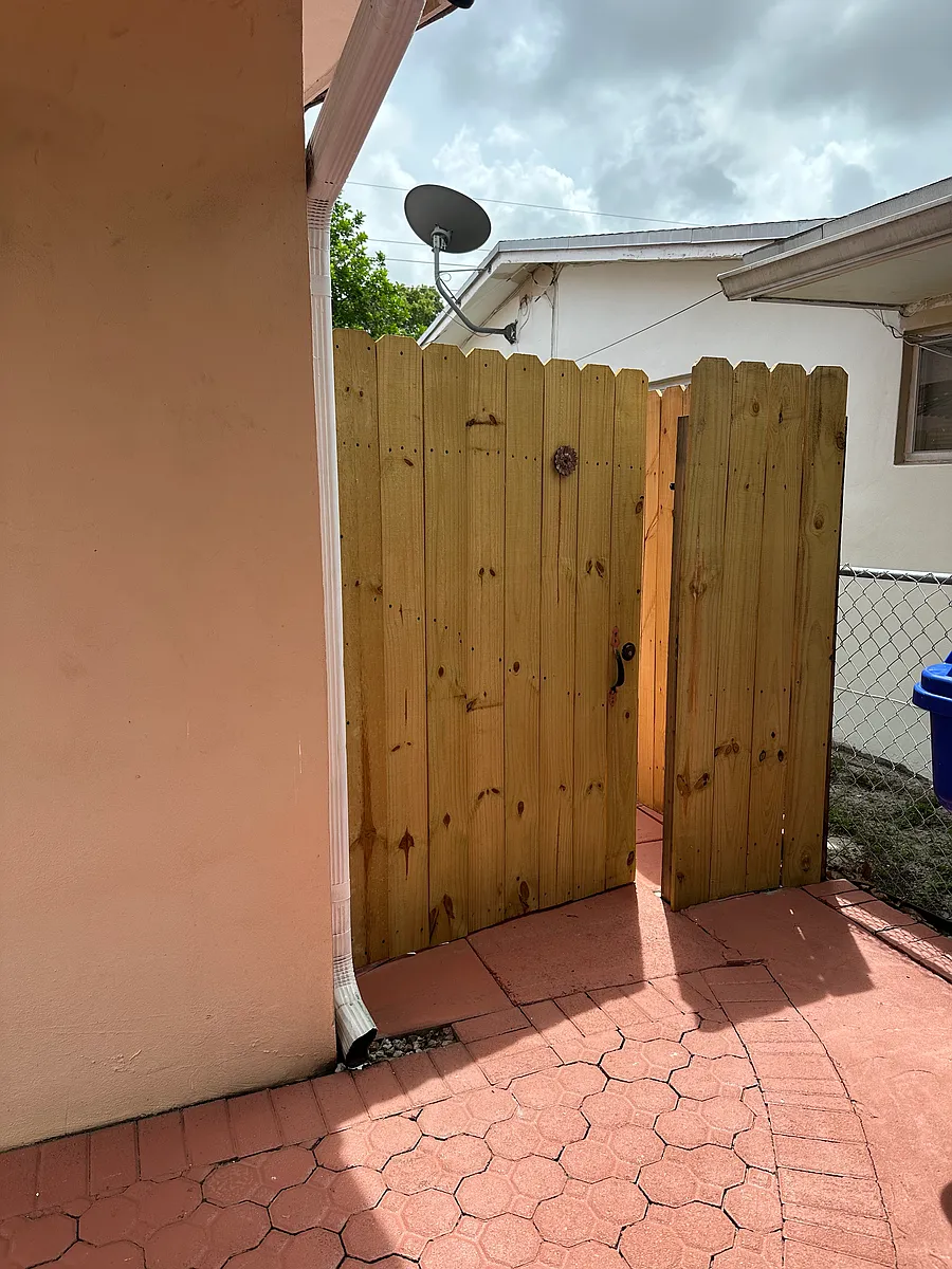 Private entrance - 6764 Azalea Dr #1